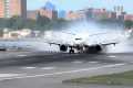 United 737 Landing Goes Wrong